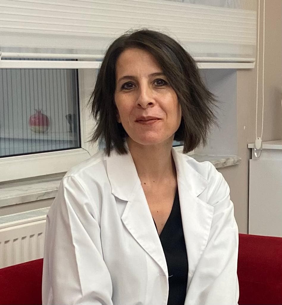 Prof. Dr. Deren Özcan portresi